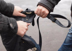 49-летний волжанин "на бегу" ограбил женщину и скрылся