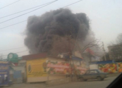 В Волгограде пожарные тушат полыхающий продуктовый рынок