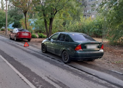 В Волжском водитель иномарки разбил чужое авто и скрылся: пострадала женщина 