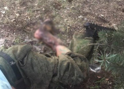 Заживо гниющий мужчина продолжает ползать рядом с больницей Фишера в Волжском: фото