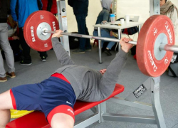 Силовики состязались по пауэрлифтингу в Волжском