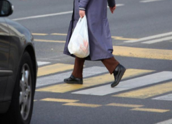 В Волжском "Тойота Ленд Крузер" наехала на женщину на пешеходном переходе