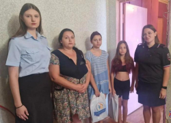 Полицейские Волжского помогли будущим первоклассникам собраться в школу