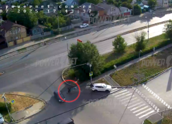 3 подростков на одном самокате чуть не угодили под колеса авто в Волжском