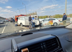 На танцующем мосту через Волгу сильное ДТП