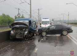 В Волжском на мосту ГЭС Mazda столкнулась с маршруткой 