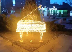 Музыкальные светящиеся украшения установили на улицах Волжского к Новому году