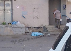 Тело 18-летнего парня найдено под окнами дома в Волжском