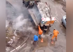Асфальт кладут прямо в лужи: на видео сняли ремонт дорог в Волжском
