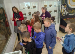 Для школьников провели экскурсию по новым выставкам в волжском историко-краеведческом музее