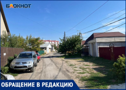 Дверь из дома выходит на проезжую часть: в Волжском кладут дорогу в сантиметрах от жилищ