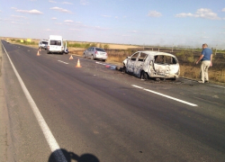 Иномарка загорелась после столкновения с маршруткой на трассе под Волгоградом