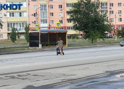 Женщина с коляской перебегала дорогу в Волжском: видео