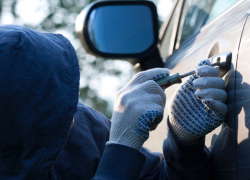 Ночью в центре Волжского угнали "семерку"