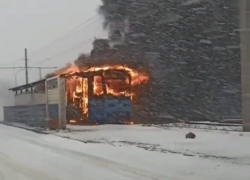 Загорелся на ходу с пассажирами: пожар в трамвае попал на видео