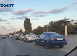 «20 минут в очереди — это еще норма»: в Волжском снова растут очереди на АЗС, а кое-где бензина нет вовсе