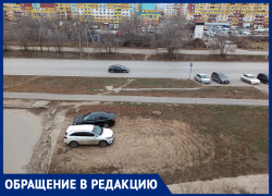 «Либо закатать в асфальт, либо озеленить»: волжане не знают что делать с куском грязи на заднем дворе