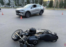 В Волжском у ТЦ «Оранж» 51-летняя женщина на кроссовере не пропустила мотоцикл: байкер в больнице