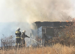 Огонь уничтожил баню и теплицу в Среднеахтубинском районе