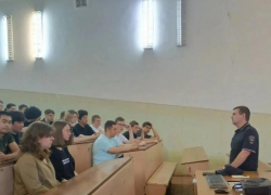В Волжском студентам напомнили, как не стать невидимкой на дороге