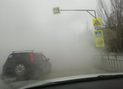 «Увидите пар - не вздумайте въезжать»: в Волжском прорвало трубу с горячей водой возле проезжей части