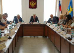 Глава Волжского Игорь Воронин отчитался перед депутатами о работе в 2025 году