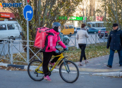Доставщики еды на велосипедах терроризируют жителей Волжского