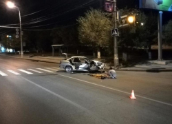 В Волгограде иномарка врезалась в столб, погибла 24-летняя девушка