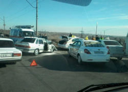 На мосту через волжскую ГЭС иномарка протаранила «пятнашку»