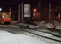 Иномарка «вылетела» на железнодорожные пути в Волжском