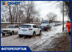 Дыра в земле и затопленная Пушкина: фоторепортаж с места прорыва трубы в Волжском