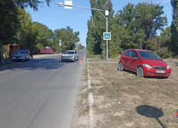 В Волжском «Мерседес» после ДТП снес пешехода на обочине