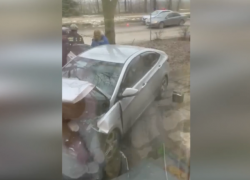 Иномарка въехала в стену спальни квартиры в Волжском