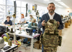 «Шьем для наших»: в Волжском работает фабрика, которая шьет экипировку для участников СВО 