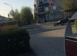 В Волжском "Honda" столкнулась с маршруткой №16