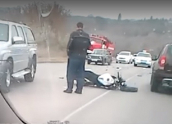 На севере Волгограда мотоциклист чудом выжил в тройном ДТП