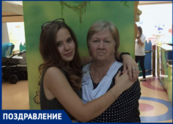 Хранительница семейного очага Евгения Михайловна Донцова принимает двойные поздравления от семьи