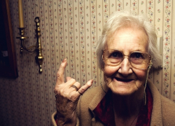 Пожилая волгоградка обокрала пенсионерку в поликлинике