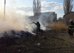 В Ленинске огонь уничтожил частную собственность