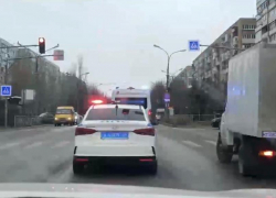 «Маяк» на дороге: в Волжском напомнили о приоритете спецтранспорта