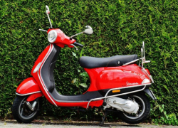 Водитель опрокинулся на мотороллере и погиб: в Волгоградской области случилось ДТП