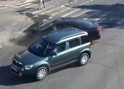 Иномарка разлетелась на части: на видео попало ДТП в Волгограде