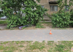 В Волжском ищут водителя электросамоката, сбившего пешехода
