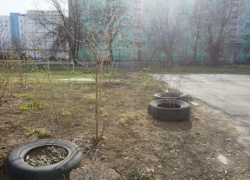 Волжские дворы очищают от десятков тонн старых покрышек