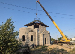В Волжском установили крышу на храме Зеленого