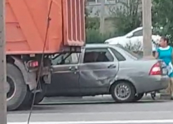 «КАМАЗ» помял легковушку в Волжском: видео с места ДТП