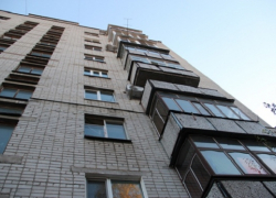 На севере Волгограда с балкона выпал 35-летний мужчина