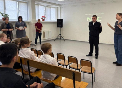 Сурдопереводчик помог провести занятие по ПДД в школе №2