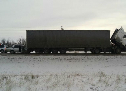 Под Волгоградом «семерка» въехала под стоящий грузовик:двое пострадали