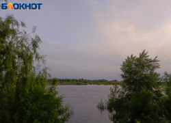 В Волжском пришлось спасать берег Ахтубы от фекального потопа